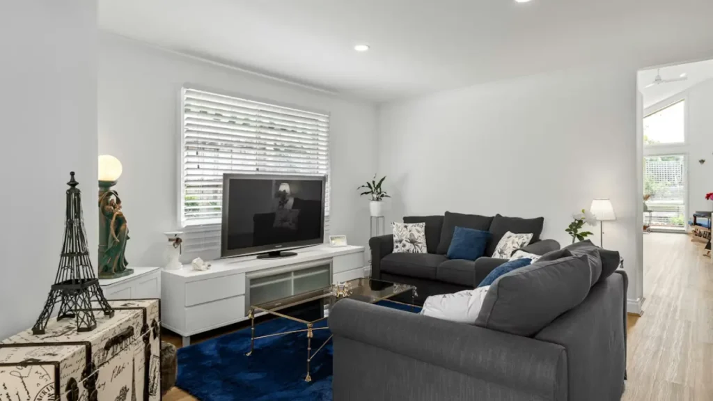 what color rug goes with grey couch — navy blue living room example